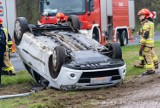 Samochód wpadł w poślizg i dachował w Kostrzynie nad Odrą. Na miejsce wysłano służby ratunkowe | ZDJĘCIA, FILM