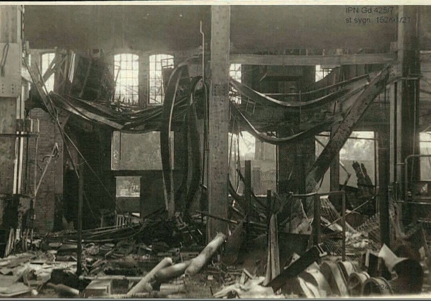 Zdjęcie hali nr 20 po pożarze wykonane 19 lipca 1949 roku