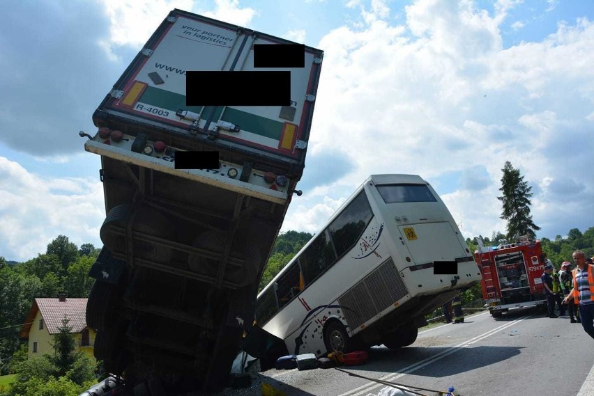 Wypadek w Tenczynie. Szkolny autokar zderzył się z...