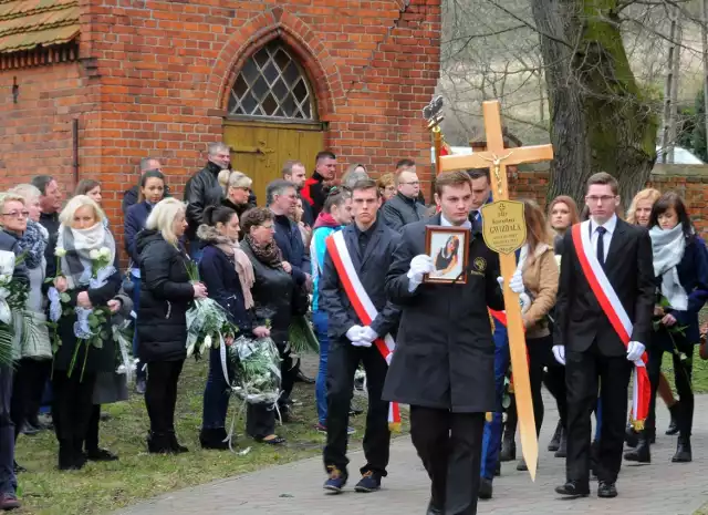Zakończył się pogrzeb Karoliny Gwizdały w Grucznie. W ostatniej drodze towarzyszył jej niekończący się kondukt bliskich i przyjaciół.