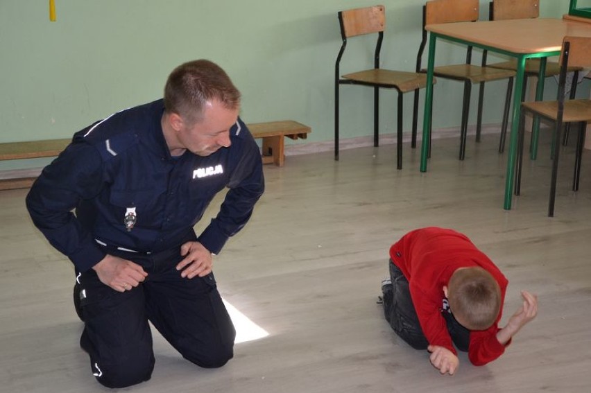 Pruszcz Gdański: Policjanci rozmawiali z dziećmi o bezpieczeństwie. Odwiedzili 7 szkół w powiecie [ZDJĘCIA]