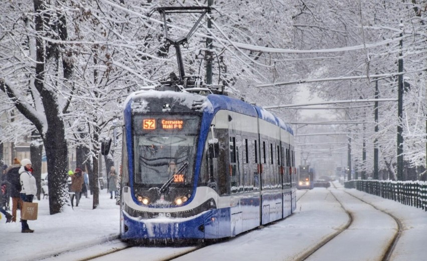 Zima nadal powoduje problemy w komunikacji w Krakowie. Skrócone linie, awarie