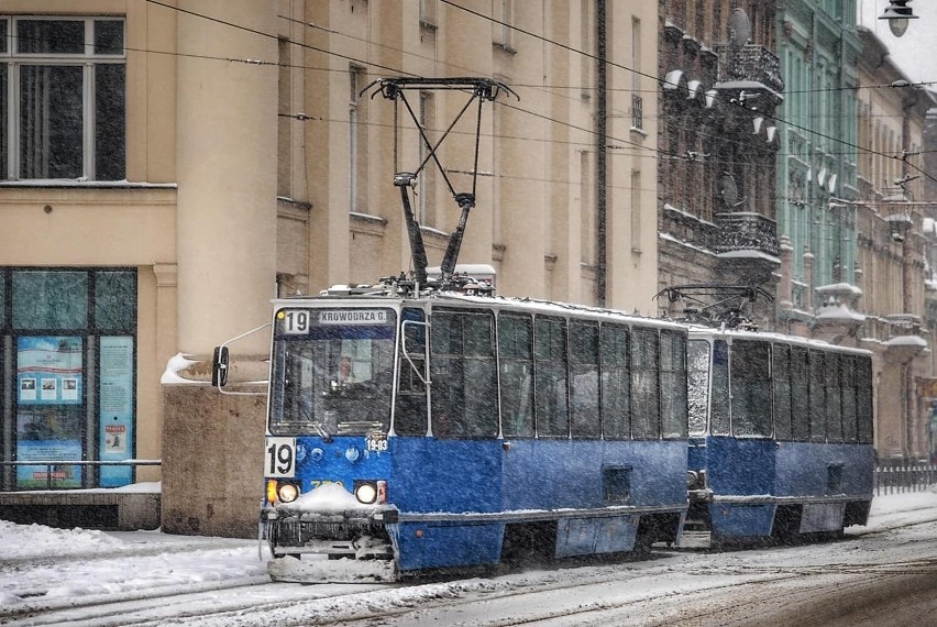 Zima nadal powoduje problemy w komunikacji w Krakowie. Skrócone linie, awarie