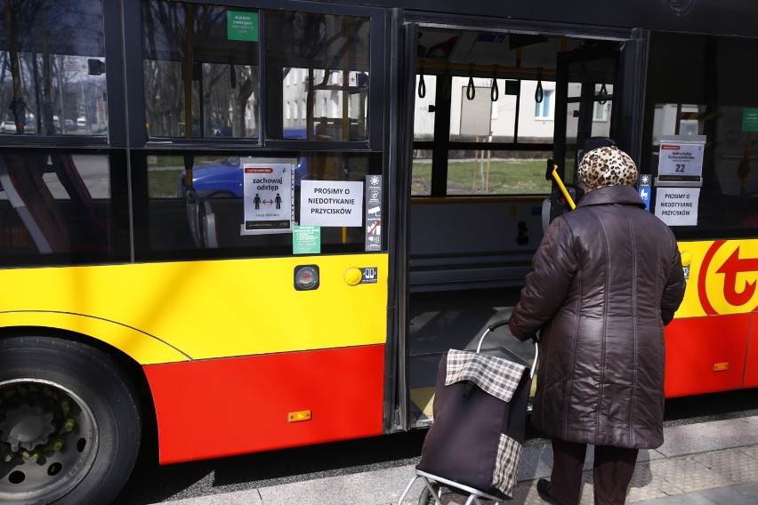 Kierujący zatrzymują przepełnione pojazdy. Na przystankach policja, a na szybach kartki. Tak Warszawa walczy z koronawirusem