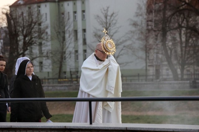 Prymas Polski abp Wojciech Polak zdecydował, że „przy zachowaniu innych przepisów państwowych można organizować tradycyjne procesje w Uroczystość Bożego Ciała. Uczestniczący w nich winni mieć założone maseczki (za wyjątkiem sprawujących kult)”.