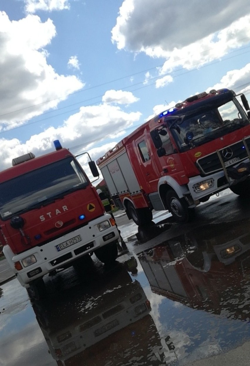 Pożar domu w Łasku. W akcji kilkudziesięciu strażaków