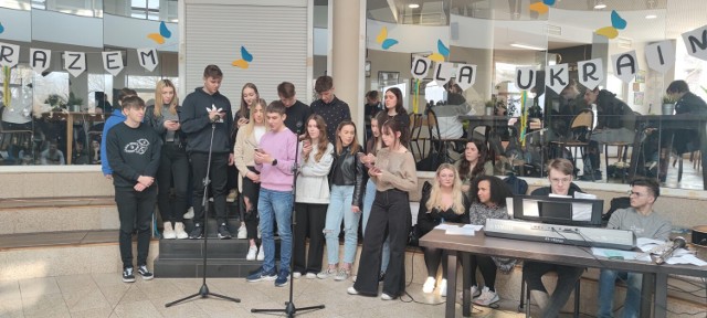 W Zespole Szkół w Kostrzynie nad Odrą zorganizowano koncert dla Ukrainy.