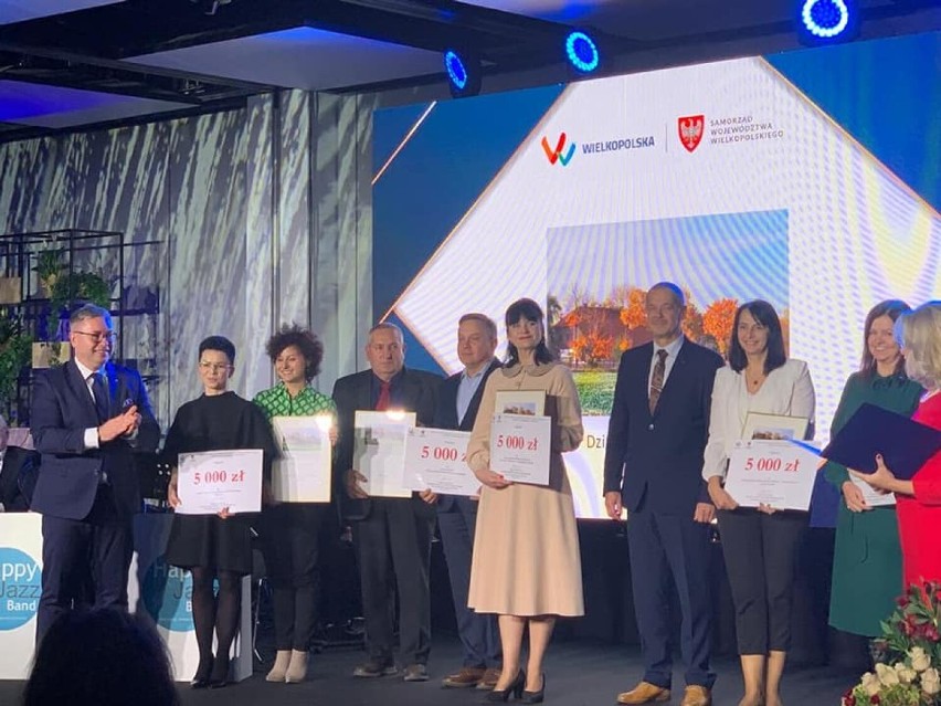 Przedstawiciele instytucji, stowarzyszeń i szkół z powiatu pleszewskiego odebrali nagrody za działania proekologiczne i prokulturowe