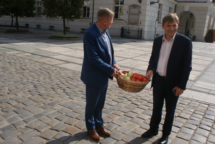 Władze powiatu kaliskiego zainaugurowały akcję "Zdrowy owoc dla dzieci z powiatu" [FOTO]