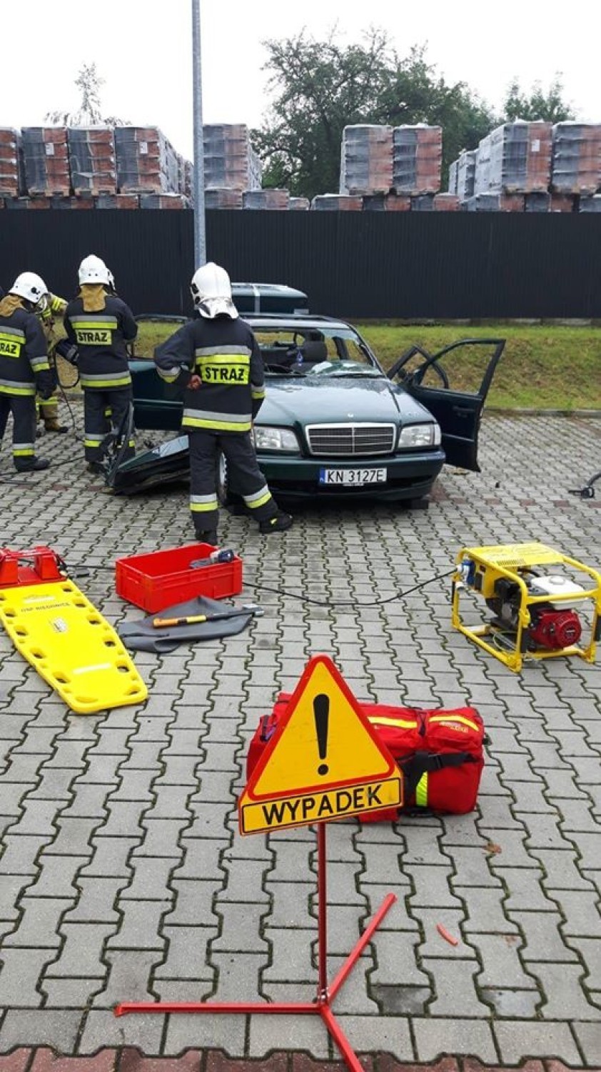 Strażacy z OSP Nowy Sącz Biegonice ćwiczyli, jak działać podczas wypadku