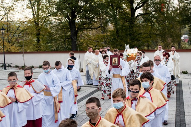 W parafii pw. Wszystkich Świętych w Bobowej odbyło się uroczyste wprowadzenie relikwii św. Jana Pawła II oraz poświęcenie odrestaurowanego ołtarza