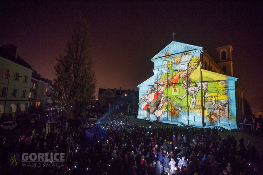 Mapping 3D „Ściana pamięci” znów  zagości w Gorlicach. Pokazy świetlne na ścianie ratusza zaplanowano na tegoroczną majówkę