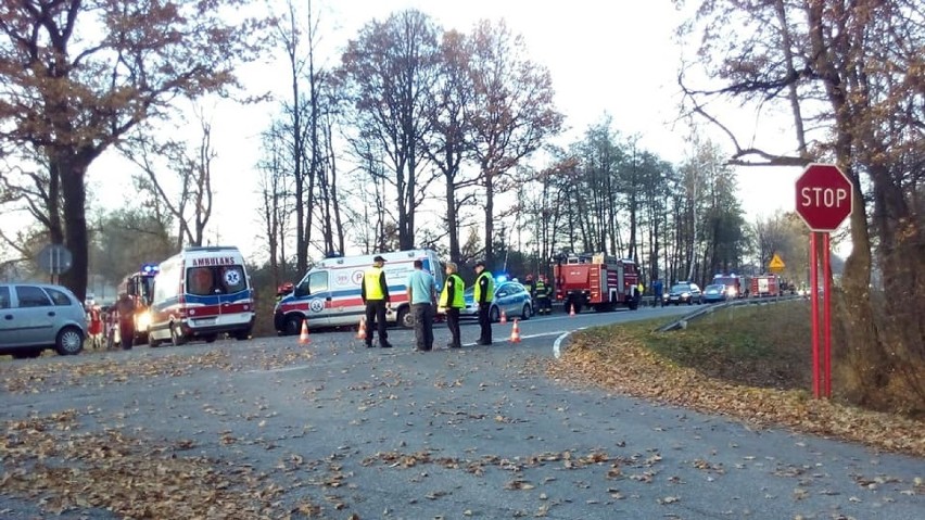 Wypadek w Pielgrzymowicach. Zderzenie dwóch samochodów. Wezwano LPR [ZDJĘCIA]