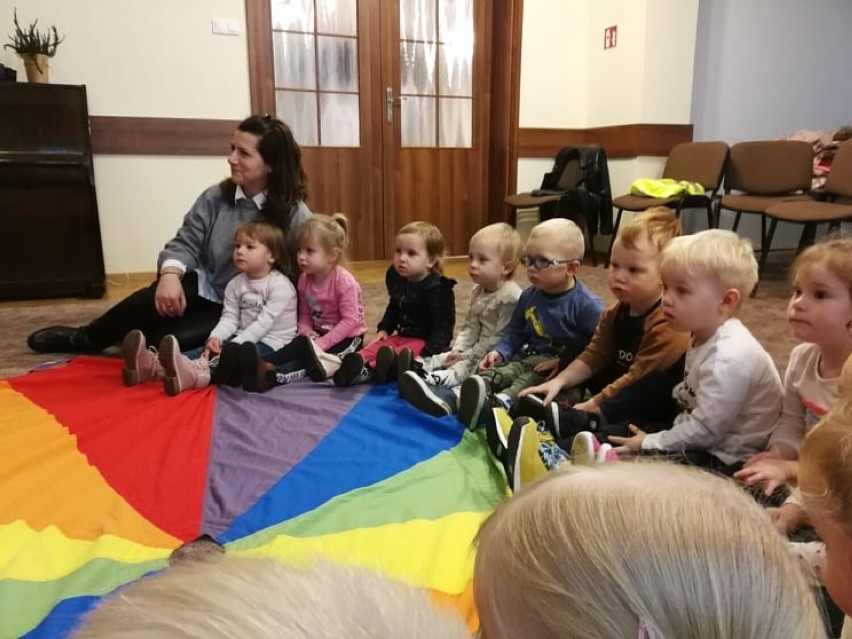 Maluchy z obornickiego żłobka odwiedziły Bibliotekę Publiczną w Obornikach