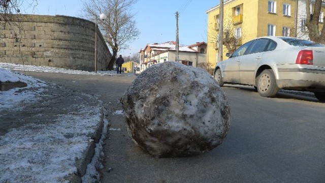 Na ulicy Czerwonego Krzyża od kilku dni zawadza pokaźnych rozmiarów śniegowa kula