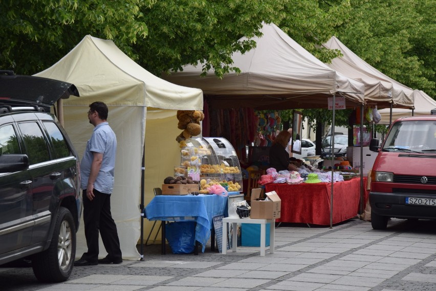 Częstochowa: Aleja Dobrego Smaku już w ten weekend. W alei NMP rozstawiane są pierwsze stoiska [ZDJĘCIA]