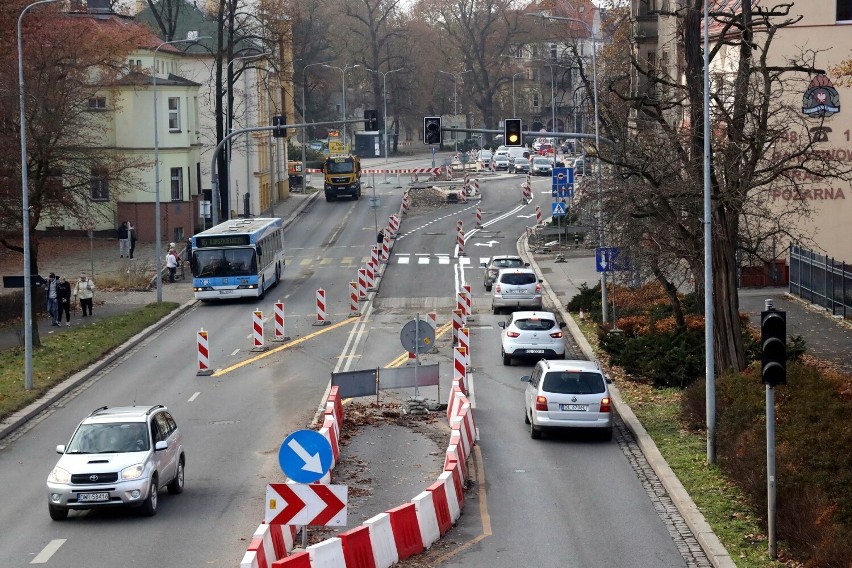 Samochody jeżdżą jezdnią północną.