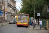 Autobus 103 raz zatrzymuje się na pl. Jana Pawła II, a raz nie (ZDJĘCIA, FILM)