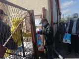 Rozdawali maseczki pod schroniskiem dla bezdomnych w Inowrocławiu [zdjęcia]