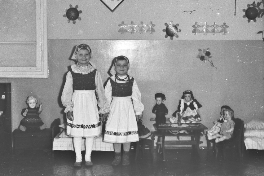 Sieradz w latach 60. Przedszkolaki w strojach ludowych