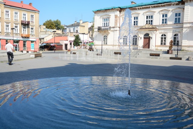 Woda w fontannach nie jest uzdatniana, dezynfekowana i nie jest poddawana żadnej kontroli.