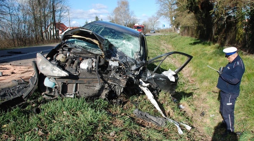 Wypadek Trutnowy [14.04.2020 r.] Zderzenie osobówki z samochodem dostawczym. 31-letnia kobieta trafiła do szpitala |ZDJĘCIA