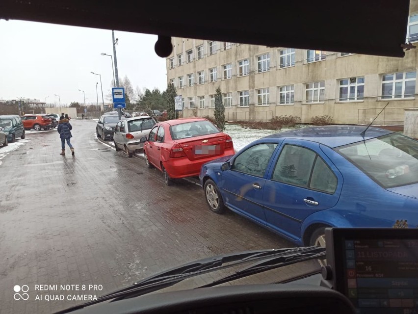 Mistrzowie parkowania w Słupsku. Auta przed szpitalem stoją na przystanku [ZDJĘCIA]