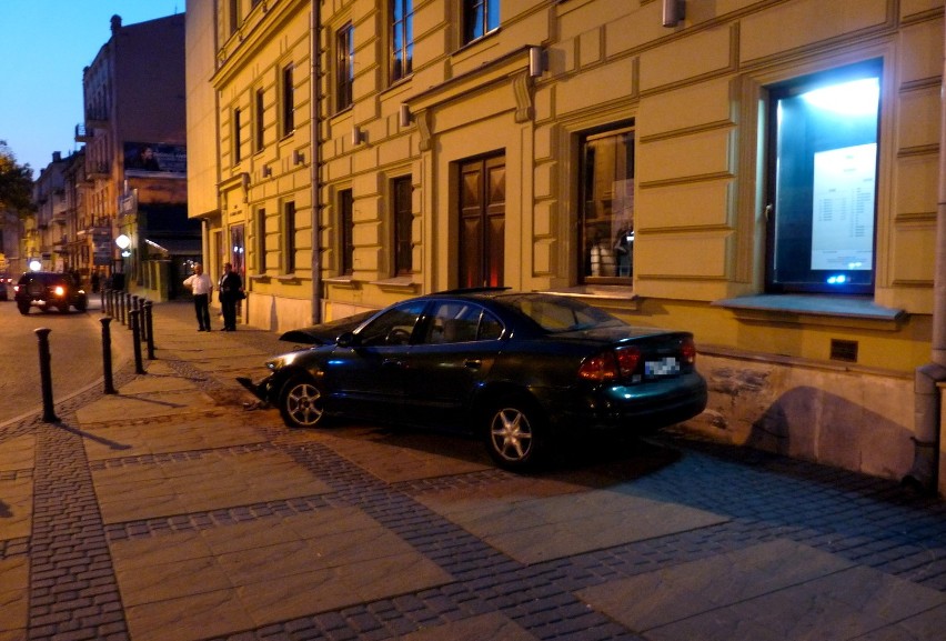 Kierowca uderzył w budynek Teatru Osterwy. Był pijany (ZDJĘCIA)