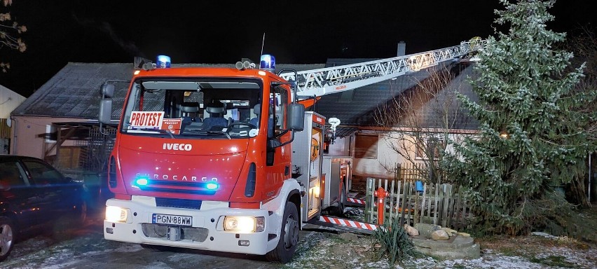Sobotnia interwencja straży pożarnej w Łubowie. Zapaliła się sadza w kominie