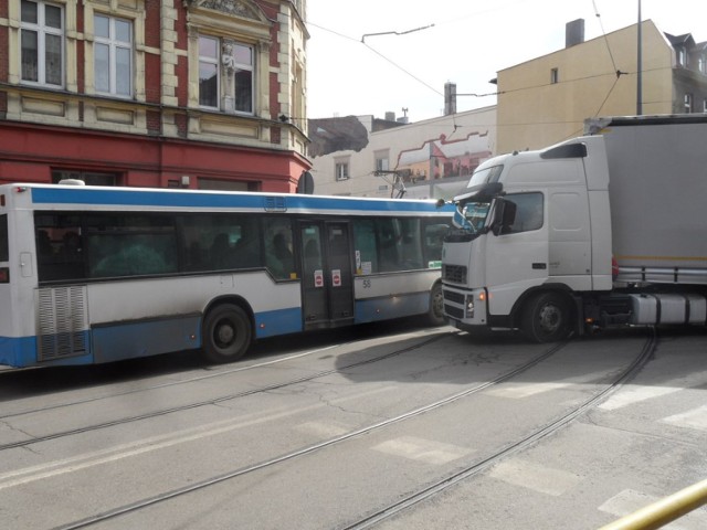 Tir zablokował centrum Świętochłowic: stanęły tramwaje i autobusy