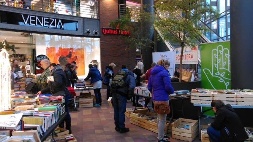 Charytatywny Kiermasz Książek bielskiej fundacji Arka w Galerii Sfera [ZDJĘCIA]