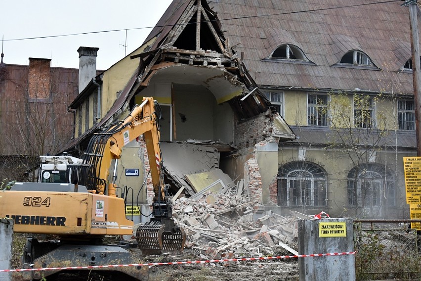Rozpoczęło sie wyburzanie budynku dawnego kasyna w Gliniku