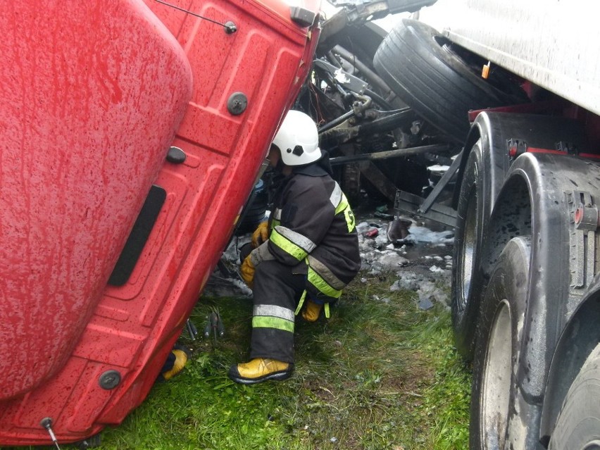 Wypadek w Podlesiu. Zderzenie czołowe dwóch tirów. Droga 483...