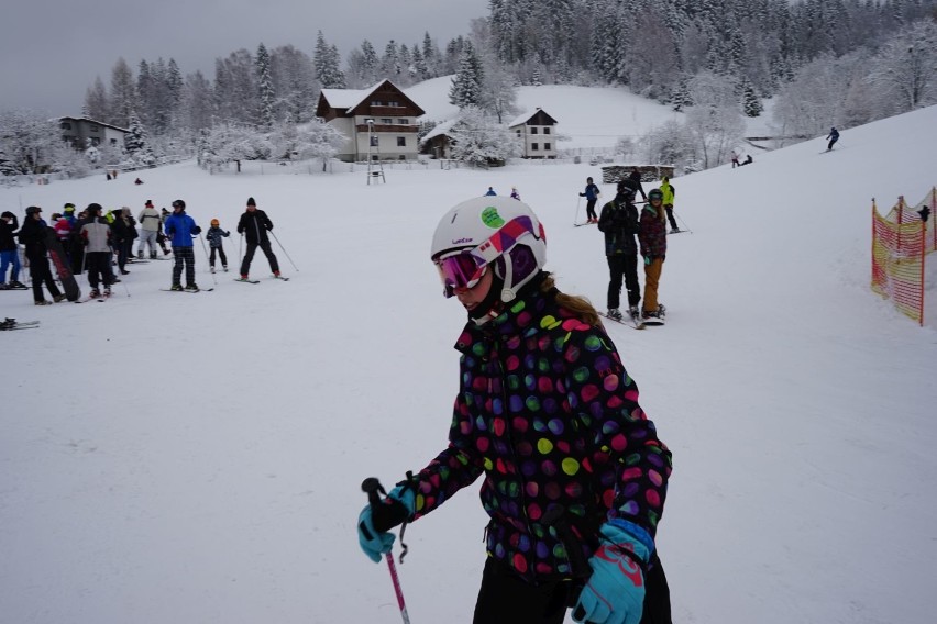 Sezon narciarski w Wiśle. Tłumy na stoku Cieńków [ZDJĘCIA]