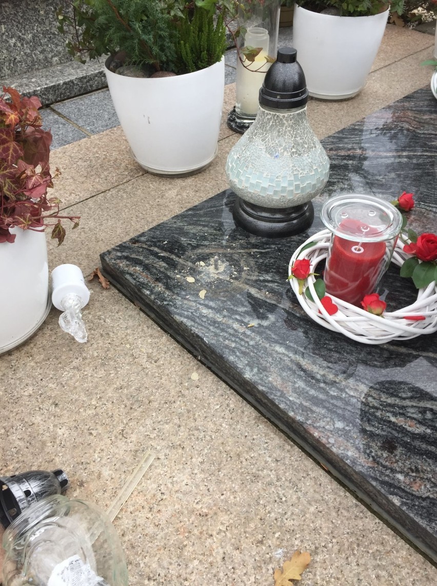 Cmentarne hieny ukradły postument i rzeźbę z pomnika Gabrysi Stelmach