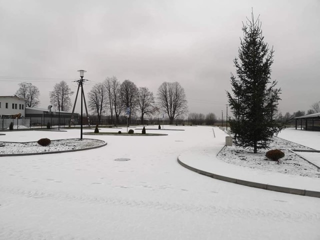 W powiecie kazimierskim w czwartek, 10 grudnia również sypnęło śniegiem. To okazja by po raz pierwszy w zimowej scenerii zobaczy wyremontowane kazimierskie targowisko.

Przypominamy, że oficjalne otwarcie placu targowego z udziałem lokalnych samorządowców oraz zaproszonych gości odbędzie się w poniedziałek, 14 grudnia o godzinie 9. Inwestycja zapoczątkowana wiosną tego roku, warta jest blisko 4,5 miliona złotych. 

Zobacz zdjęcia>>>