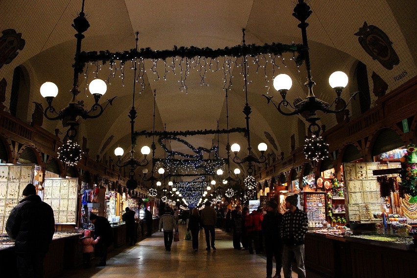 Świąteczne ozdoby i iluminacje na krakowskich ulicach