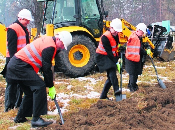 Burmistrz Jan Golba i marszałek Marek Sowa pierwsi wbili łopaty