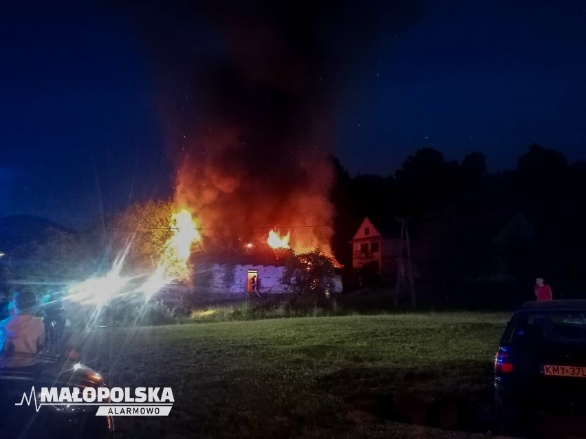 Poznachowice Dolne. Płonął drewniany dom. Z ogniem walczyło sześć zastępów straży