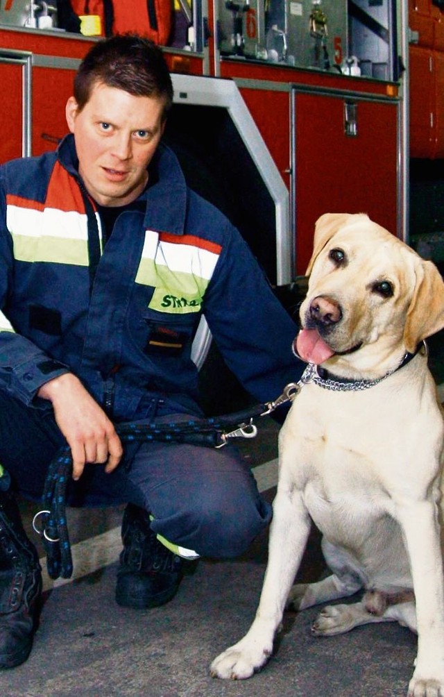 Starszy strażak Marcin Ratajczak z Bilasem &#8211; jednym z dwóch psów w Poznaniu, które zdały ratowniczy egzamin