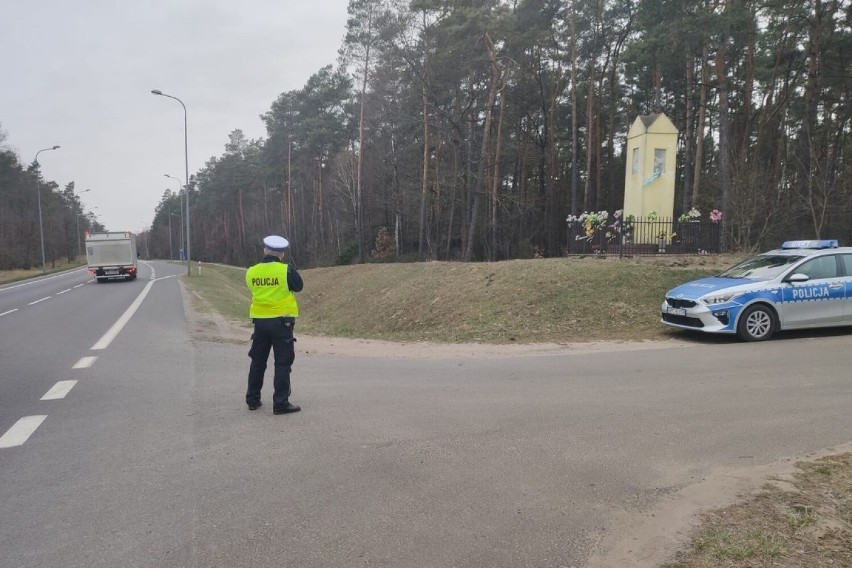 Działania policjantów z Lipna na DK 10, dbali o bezpieczeństwo rowerzystów [zdjęcia]