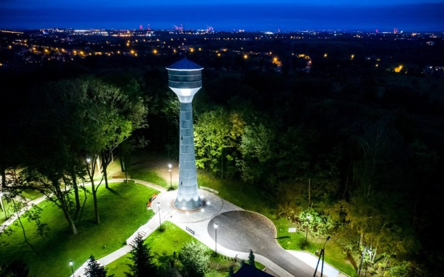 Tak prezentuje się po modernizacji nitowana wieża ciśnień w Będzinie - Grodźcu Zobacz kolejne zdjęcia/plansze. Przesuwaj zdjęcia w prawo - naciśnij strzałkę lub przycisk NASTĘPNE