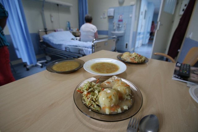 Według bydgoskiego sanepidu, jadłospisy w większości szpitali w regionie są skomponowane prawidłowo
