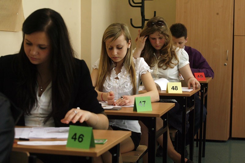 Legnica: Gimnazjaliści piszą egzamin końcowy (ZDJĘCIA)