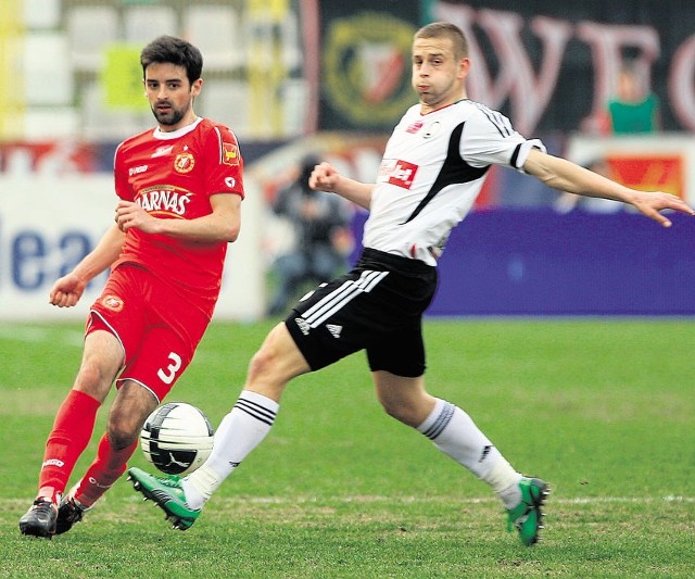 Portugalczyk Bruno Pinheiro żegna Widzew. Tu w pojedynku z Januszem Golem (Legia)