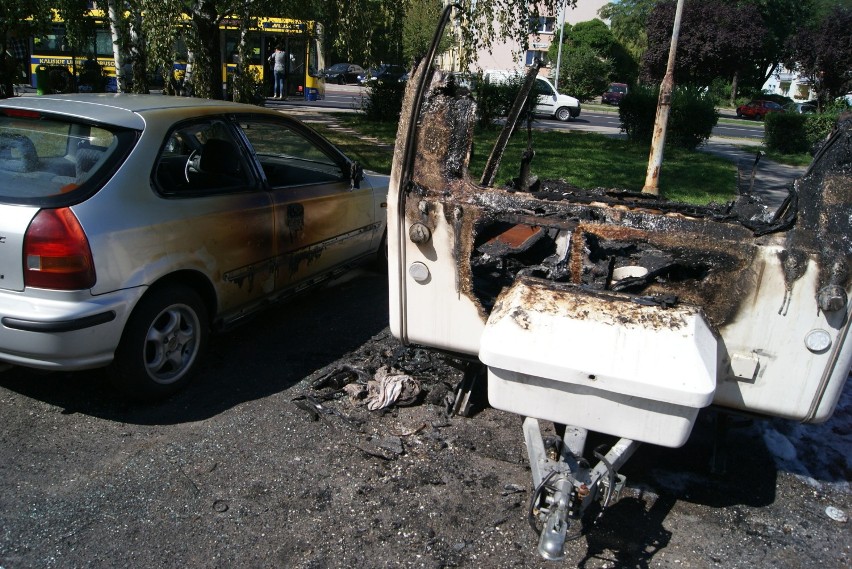 Pożar w Kaliszu przy ulicy Asnyka. Spłonęła przyczepa...