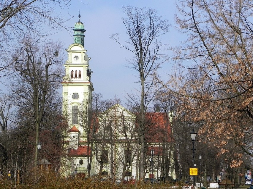 Stanął w miejscu niewielkiej świątyni ewangelickiej, zwanej...