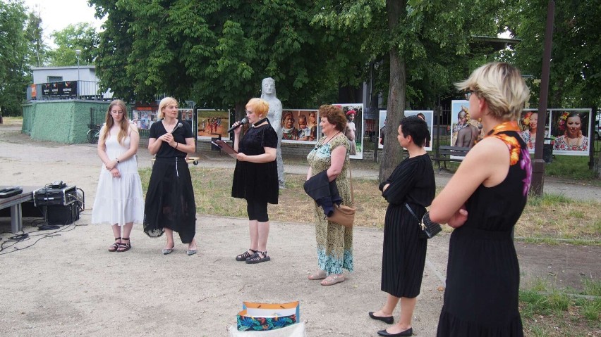 "Różne oblicza piękna" pokazane na fotografiach przyciągnęły wielu widzów do Parku Miejskiego w Wągrowcu. Była również plenerowa dyskusja