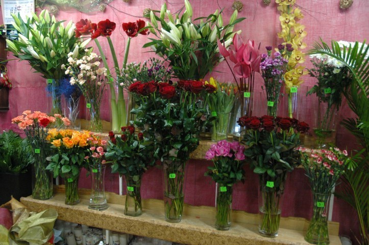 Kwiaciarnia w Bolszewie, na parkingu przy kościele