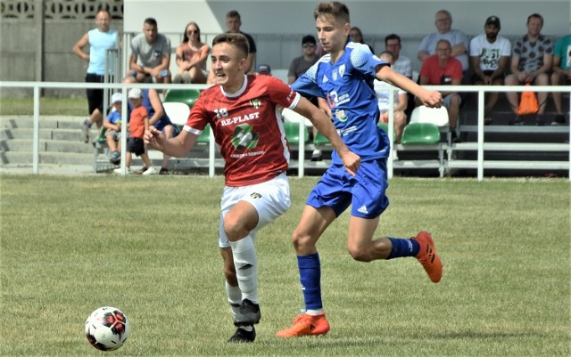 Sebastian Frączek (z piłką), mimo, że ma tylko 18 lat, nie ma żadnych kłopotów z odnalezieniem się w seniorskim futbolu. Tutaj w derbach oświęcimskich przeciwko Unii w walce z Damianem Wilczakiem.